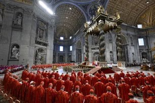 Imagem referente à matéria: Começa o conclave: cardeais se dirigem à Capela Sistina para a 1ª votação; assista