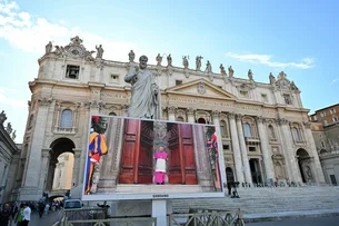 Novo Papa vai à Sala das Lágrimas antes de aparecer na sacada da Praça de São Pedro