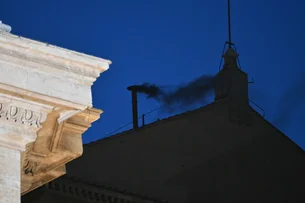 Conclave: como a fumaça fica preta ou branca?