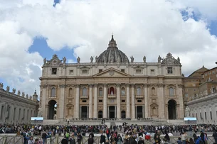 Resultado do conclave: fumaça branca sai da chaminé e novo papa é escolhido
