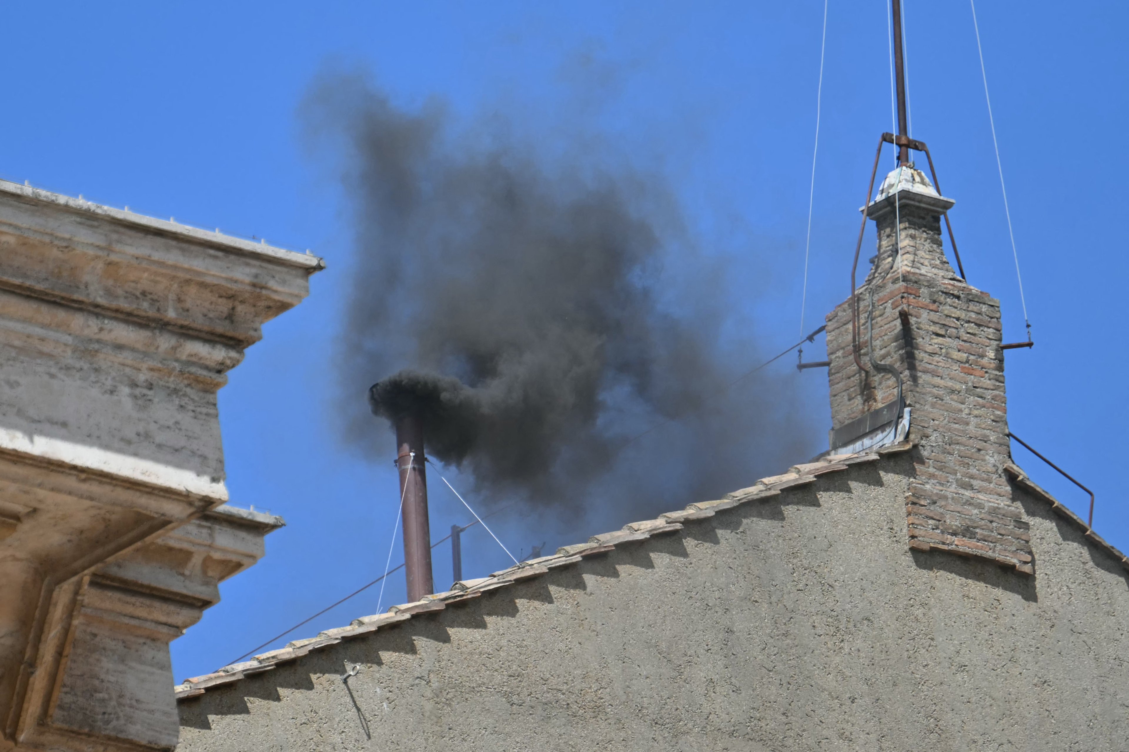 Por que a fumaça preta atrasou no 1º dia de conclave?