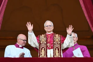 Novo papa, Leão XIV reza ave-maria, fala em espanhol e pede igreja para todos em 1º discurso