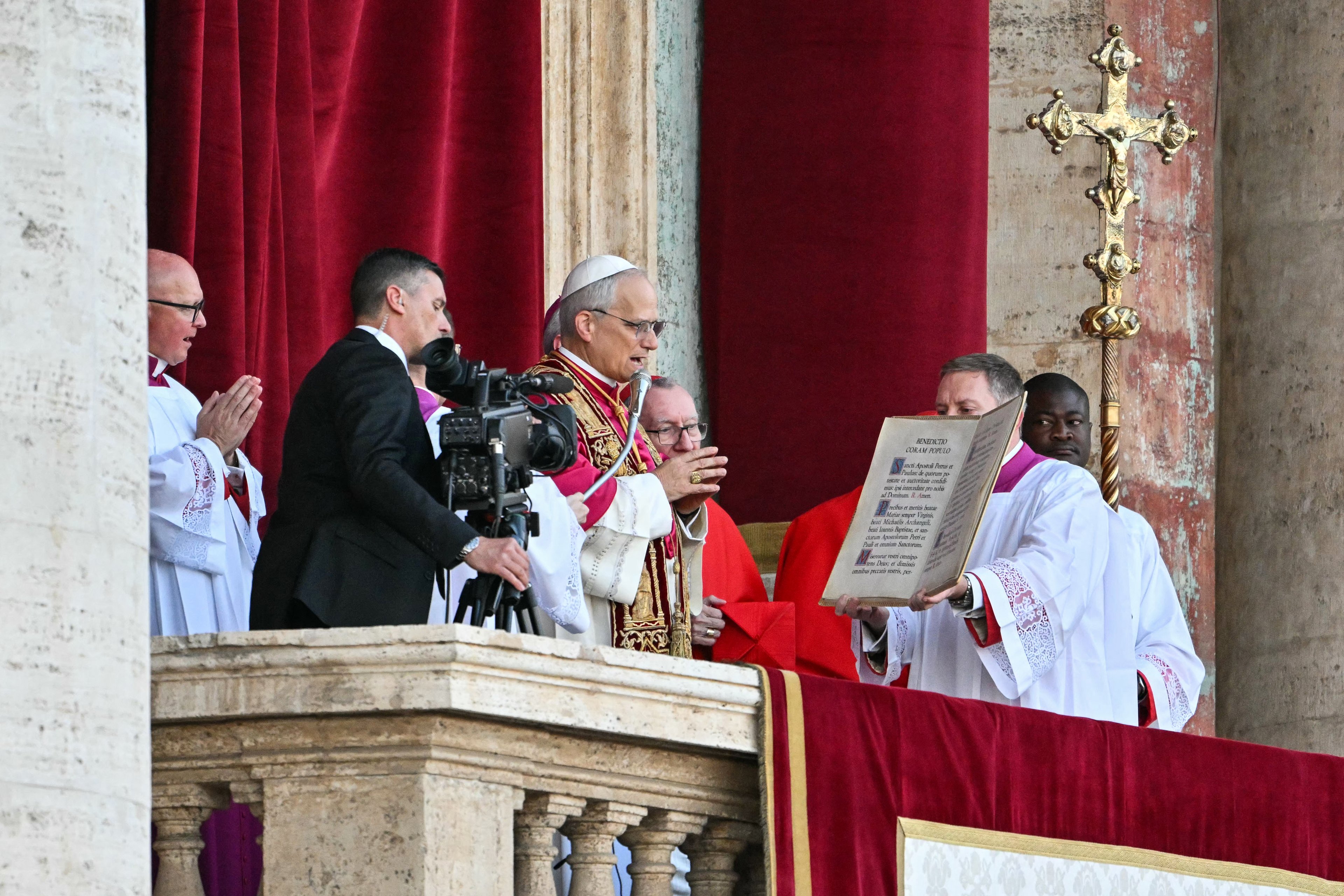 O recém-eleito Papa Leão XIV, Robert Prevost, gesticula pela primeira vez na varanda principal da galeria central da Basílica de São Pedro