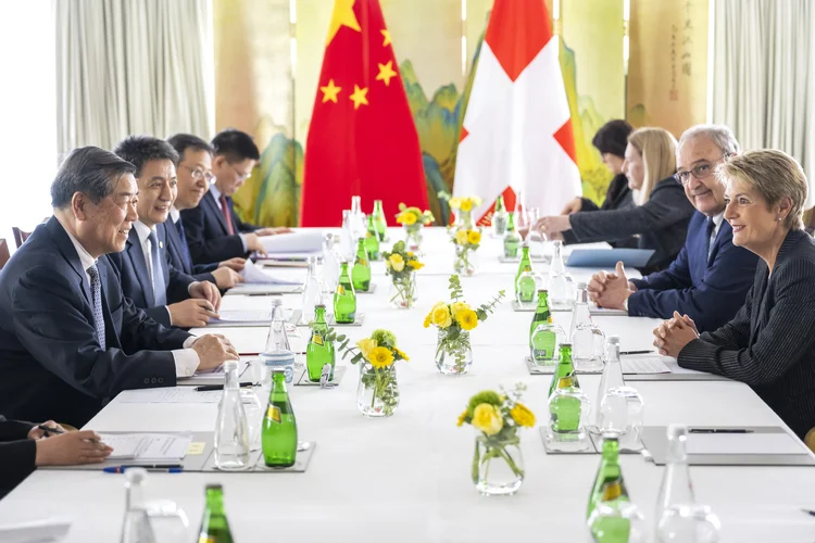 Mesa de discussões com He Lifeng, vicê-premiê da China, a presidente da Suíça, Kain Keller-Sutter e outras autoridades, em Genebra (Martial Trezzini/FDFA/AFP)