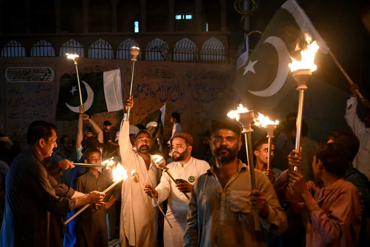 Paquistaneses celebram cessar-fogo em Karachi, no sábado, 10 de maio (Rizwan Tabassum/AFP)