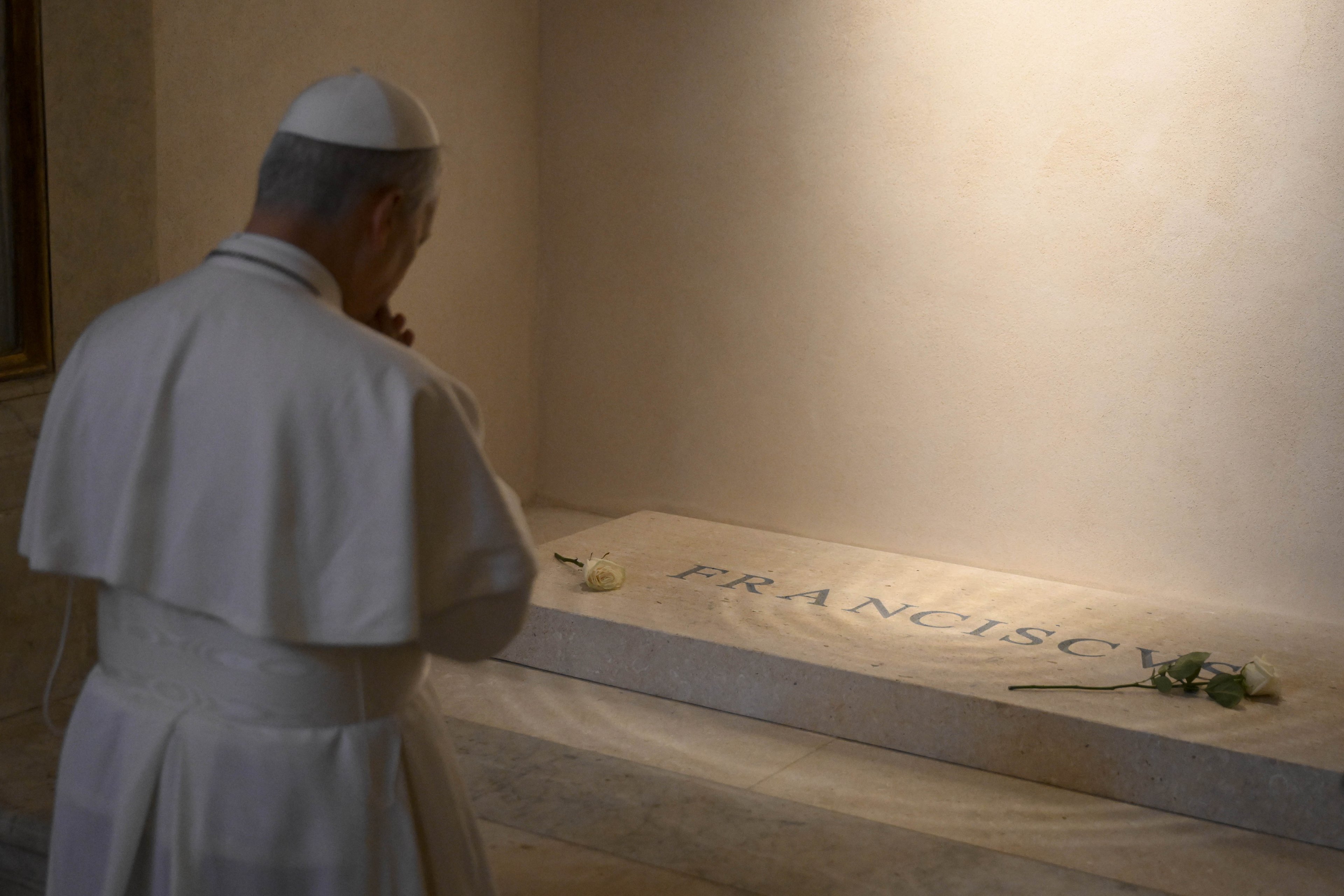 Papa Leão XIV visita túmulo de Francisco e promete seguir seu legado