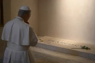 Papa Leão XIV visita túmulo de Francisco e promete seguir seu legado