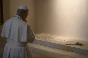 Imagem referente à matéria: Papa Leão XIV visita túmulo de Francisco e promete seguir seu legado