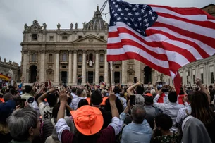Primeira bênção de Leão XIV leva mais fiéis ao Vaticano do que dias do conclave