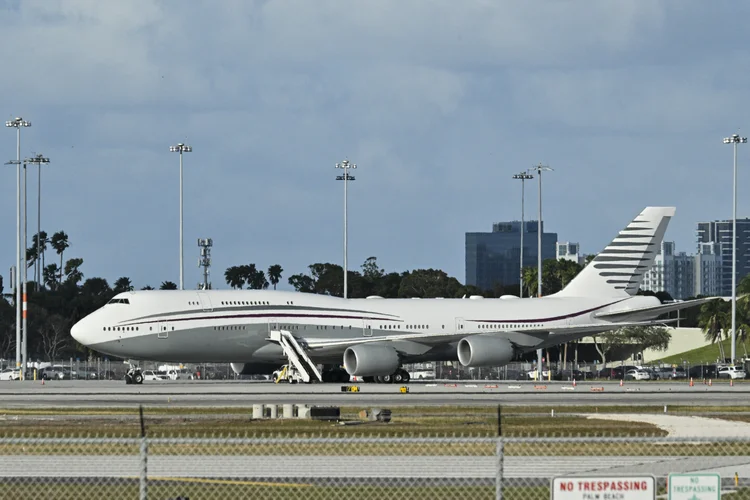 Avião Boeing 747 oferecido pelo Qatar a Trump, no aeroporto de Palm Beach, Flórida, em 15 de fevereiro (Roberto Schmidt/AFP)