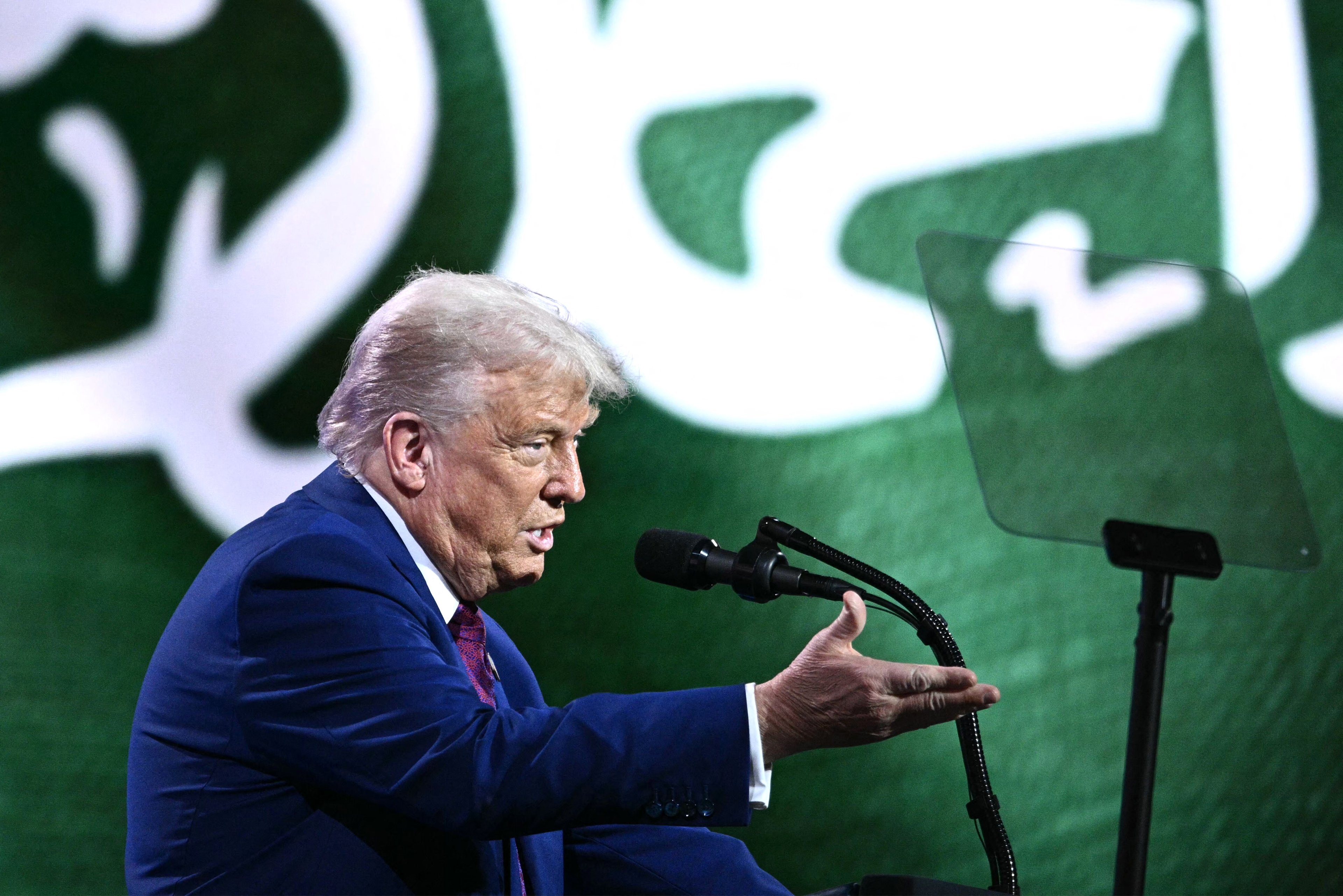 Trump anuncia que vai retirar sanções contra a Síria durante fórum na Arábia Saudita