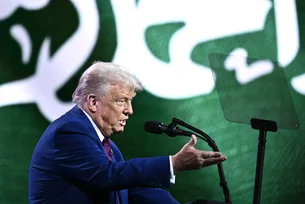 Trump anuncia que vai retirar sanções contra a Síria durante fórum na Arábia Saudita