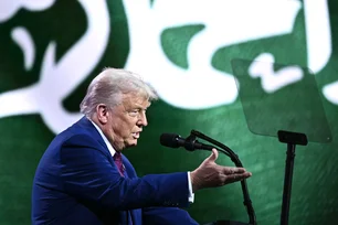 Imagem referente à matéria: Trump anuncia que vai retirar sanções contra a Síria durante fórum na Arábia Saudita