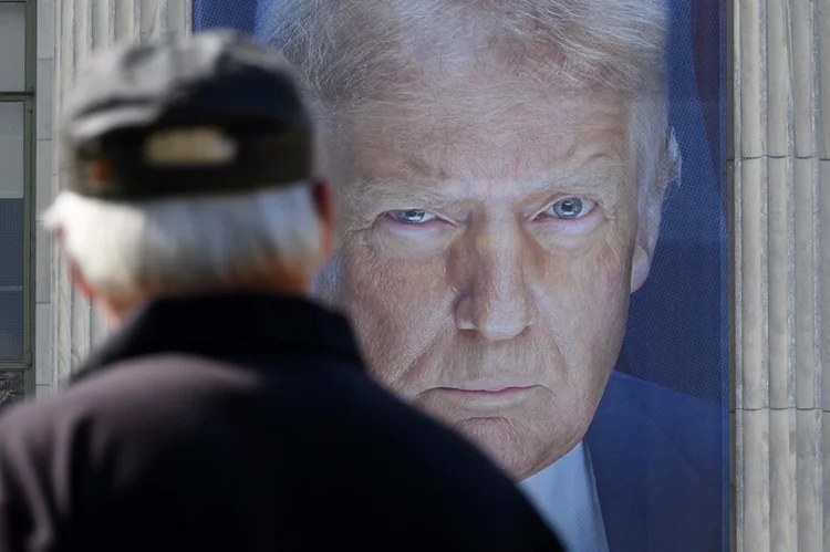 Donald Trump: presidente dos EUA intensifica disputa comercial com ameaça de tarifas elevadas à União Europeia e pressão sobre a Apple (Mandel Ngan/AFP)