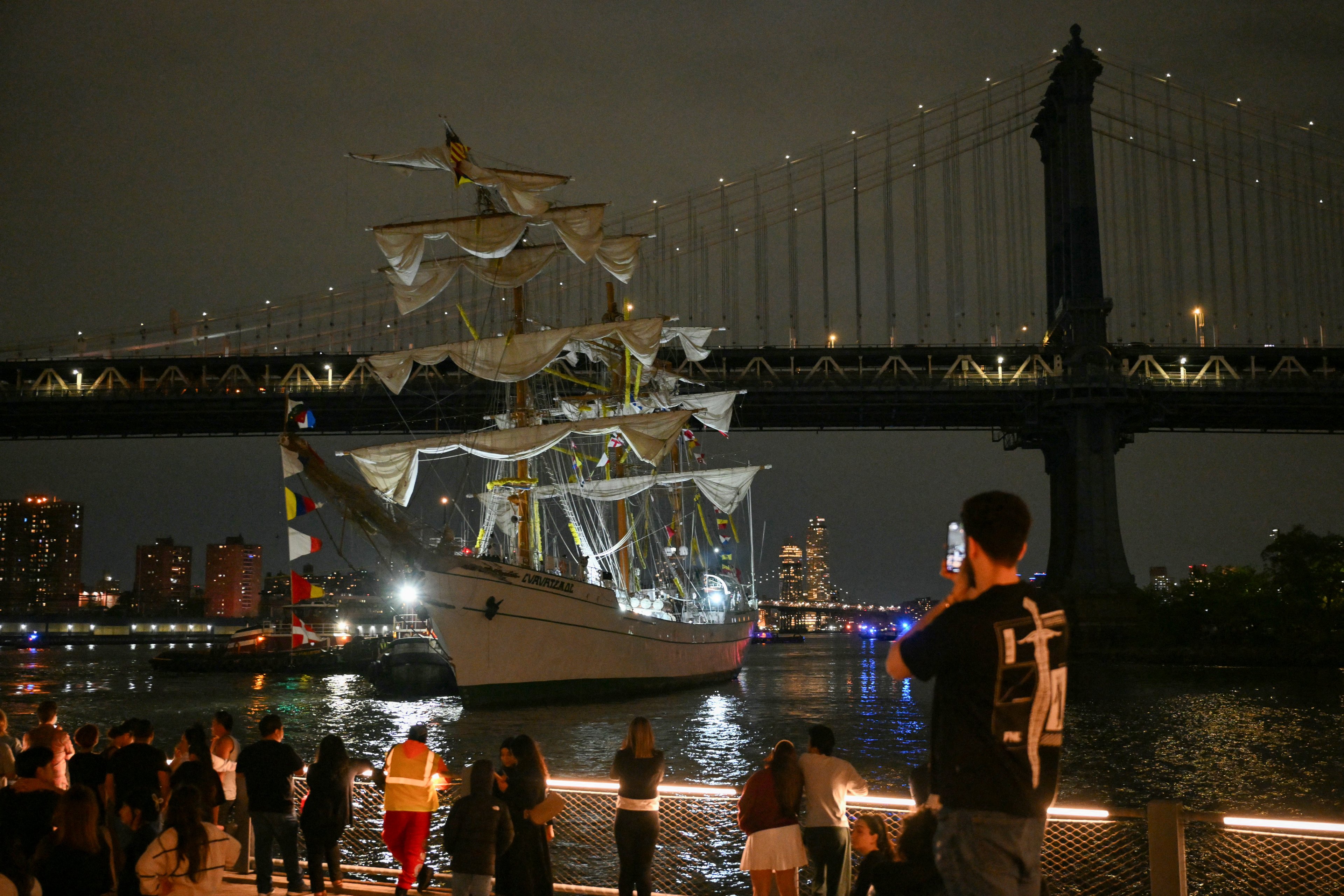 Como é o navio mexicano que colidiu com a ponte em NY; vídeo