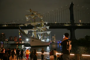 Morrem dois tripulantes de navio do México que se chocou contra ponte em Nova York