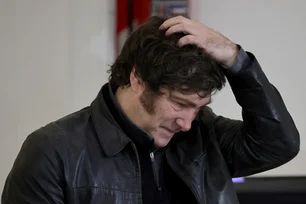 Imagem referente à matéria: Dólar na máxima, tensão política e eleições: os desafios de Javier Milei na Argentina