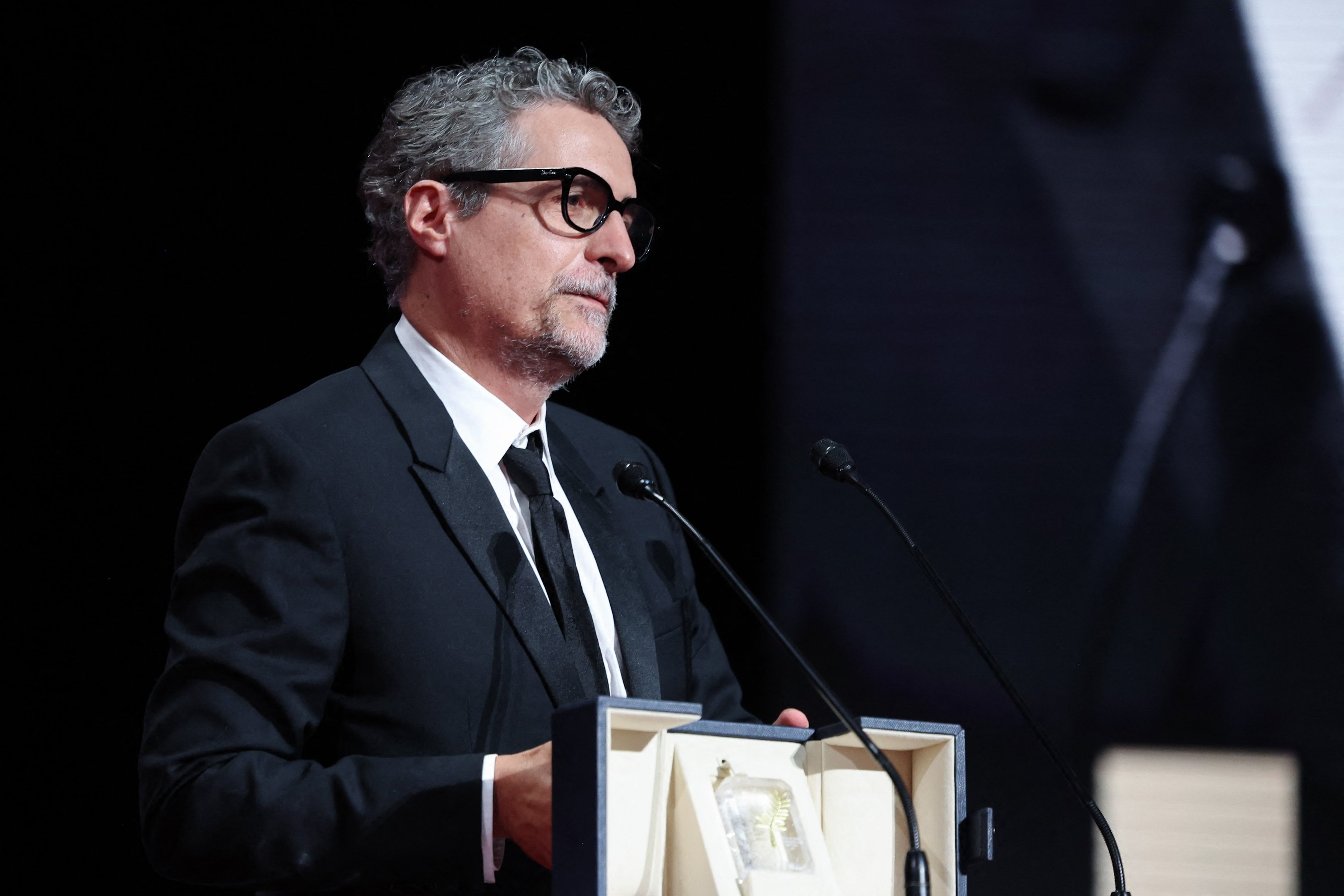 Kleber Mendonça Filho recebe prêmio de melhor direção em Cannes por 'O Agente Secreto'