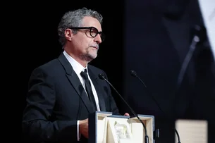 Kleber Mendonça Filho recebe prêmio de melhor direção em Cannes por 'O Agente Secreto'