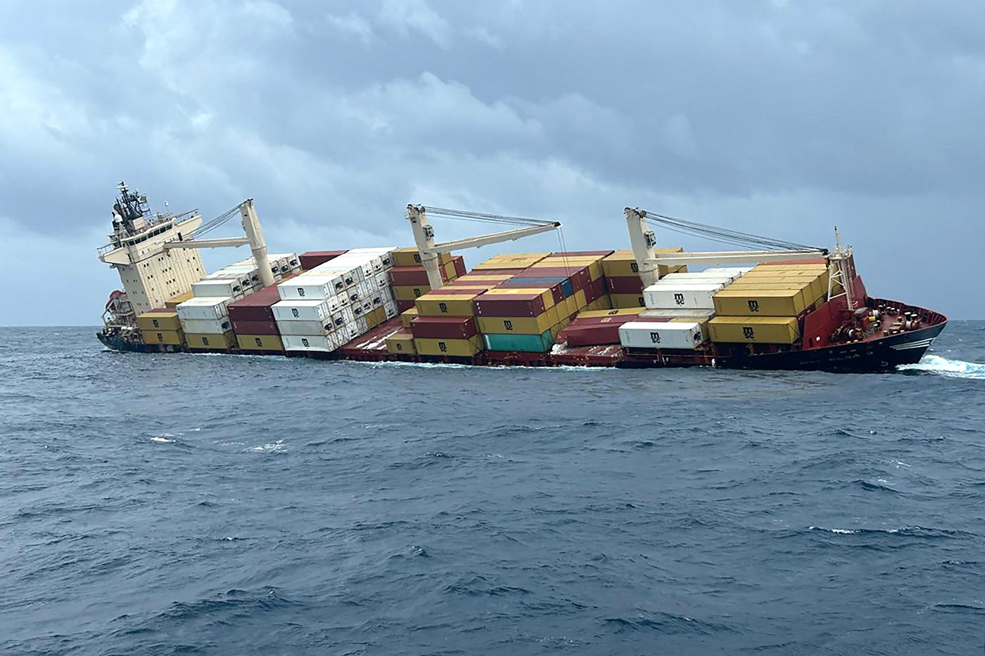 Susto no mar! Navio com mercadorias perigosas afunda na Índia