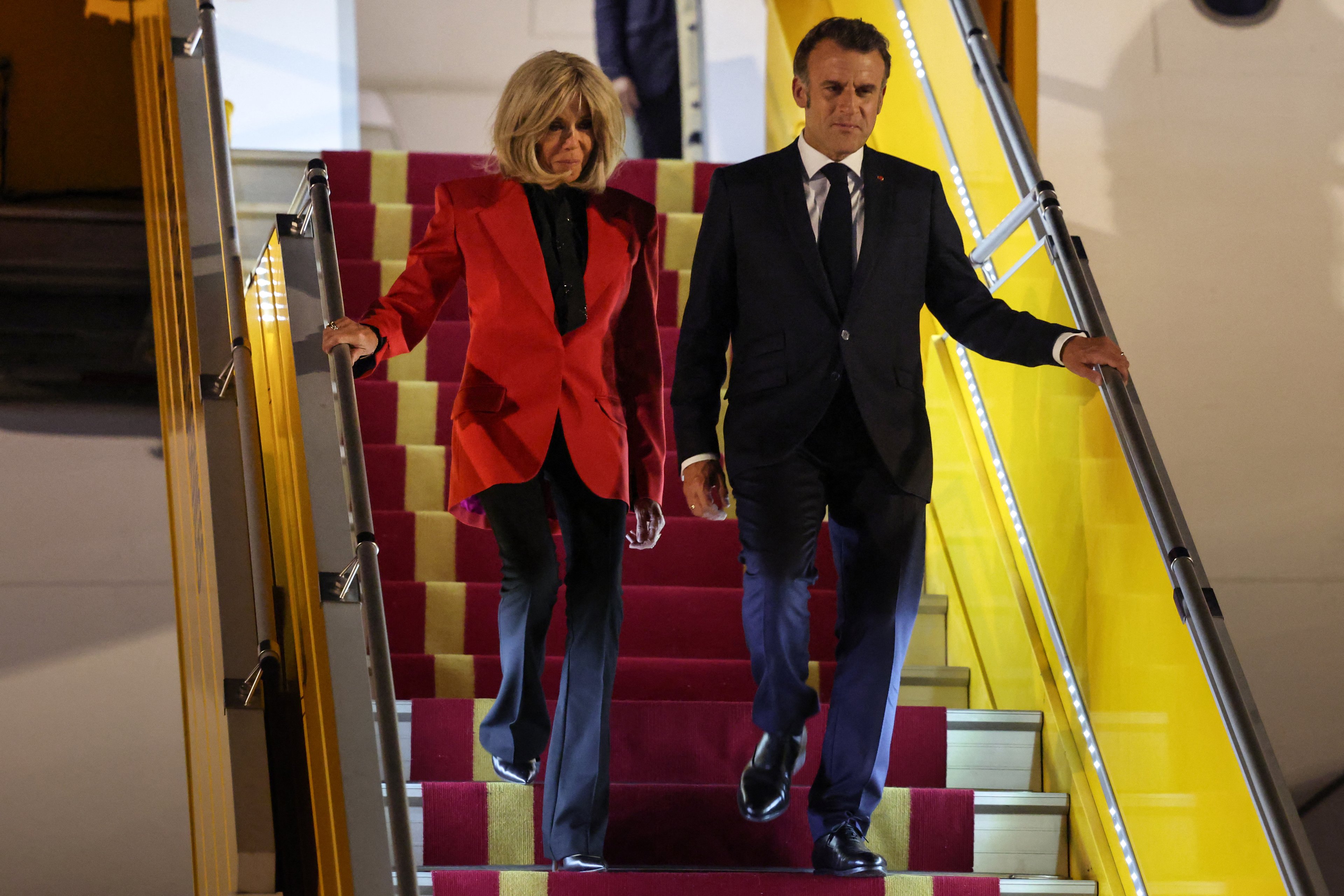 Briga de casal: Macron diz que cena de tapa foi 'brincadeira' e pede calma