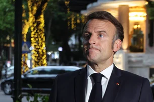 Ativistas roubam estátua de cera de Emmanuel Macron para protesto diante da embaixada russa em Paris