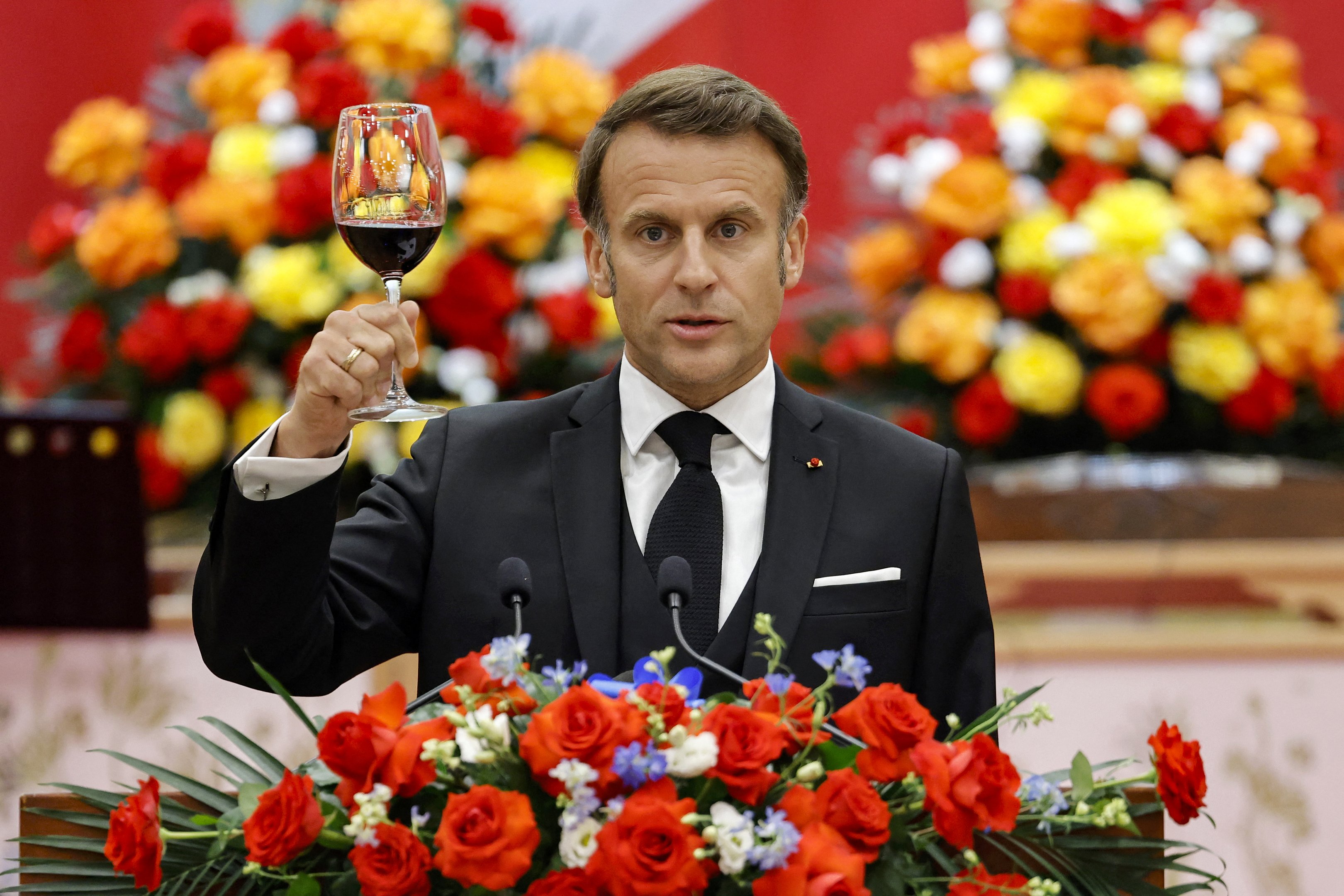 Briga de casal: Macron leva tapa no rosto de sua mulher ao chegar no Vietnã