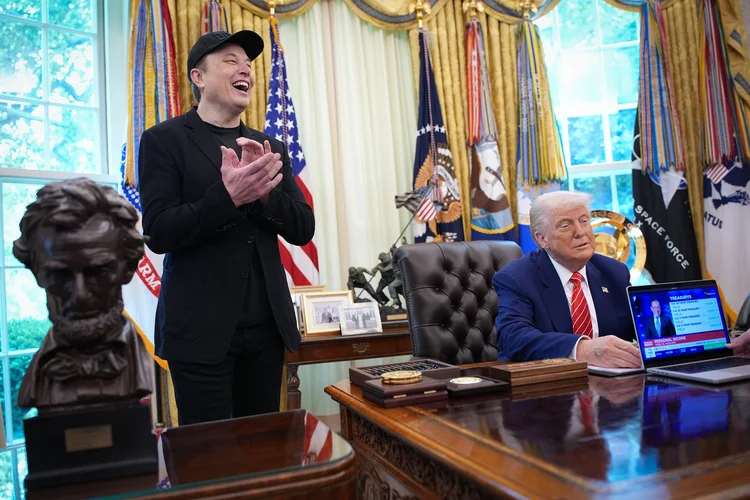 Elon Musk, dono da Tesla, ao lado do presidente dos EUA, Donald Trump, na Casa Branca (Kevin Dietsch/Getty Images)