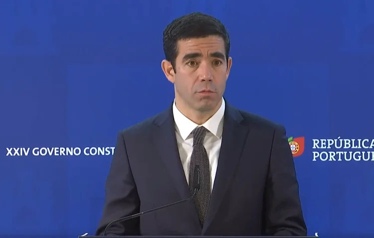 António Leitão Amaro: “Quem não cumprir a ordem terá de ser afastado coercivamente”, diz ministro da Presidência.