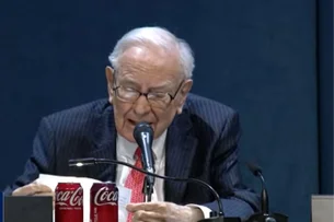 Lucro operacional da Berkshire Hathaway, de Warren Buffett, cai 14%, mas caixa bate recorde