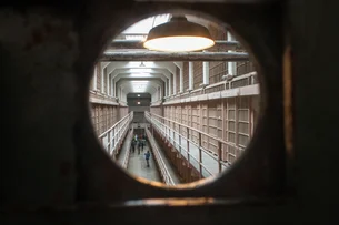 Trump pretende reabrir a prisão de Alcatraz; entenda por que o complexo foi fechado
