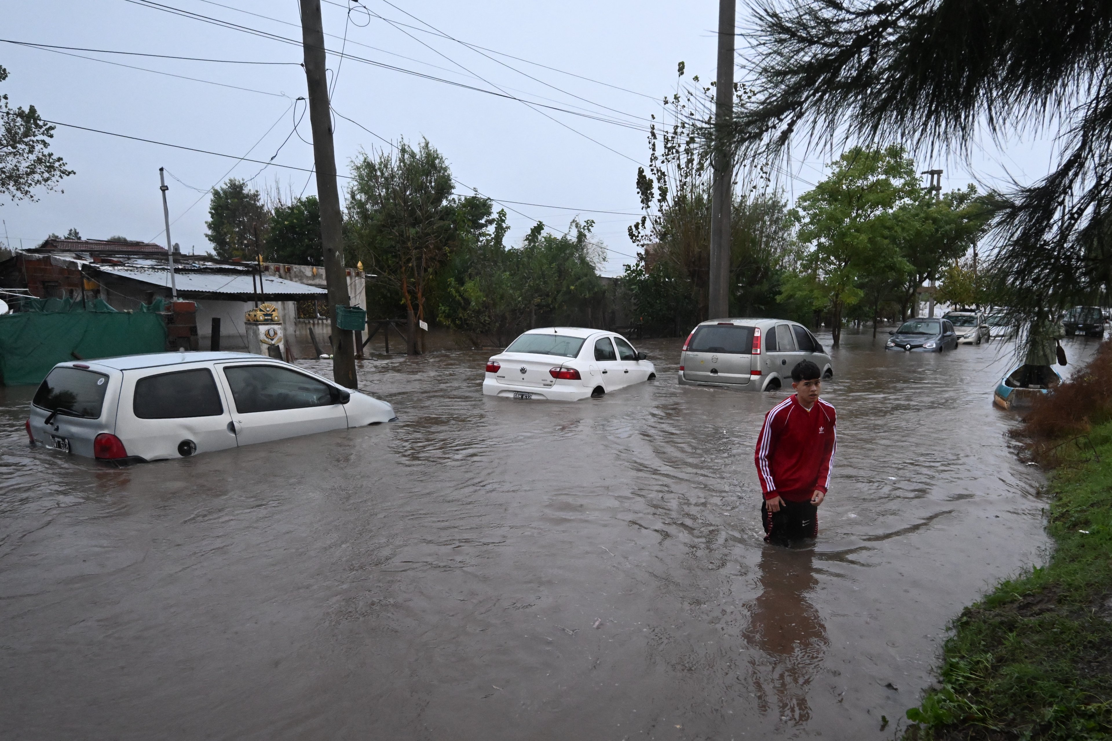 Ruas ficam alagadas após fortes chuvas na Argentina