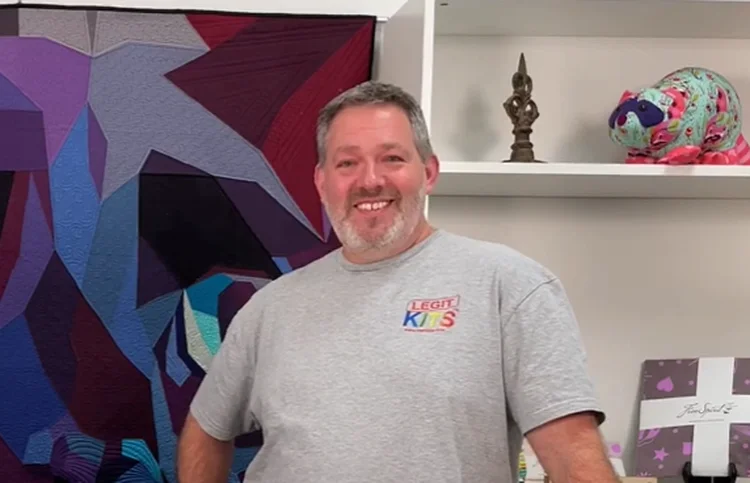 Mike O'Dell: enfermeiro anestesista transformou um hobby artesanal em um negócio que fatura mais de US$ 1 milhão por ano, equilibrando criatividade e gestão financeira com precisão cirúrgica (Reprodução/YouTube)