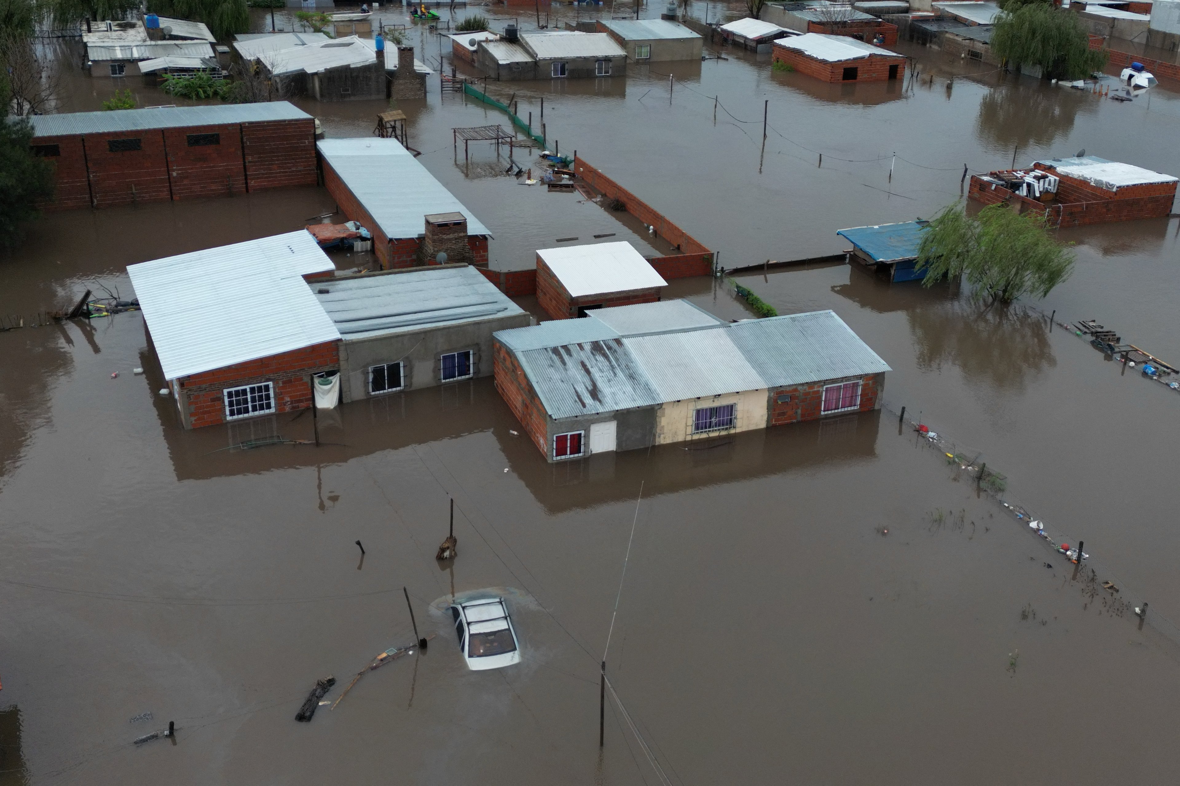Casas ficam cobertas de água na região de Campana, na Argentina