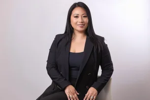 Ela recomeçou a vida nos EUA e agora fatura milhões de dólares ensinando finanças para imigrantes