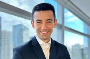 Ele começou como estagiário numa empresa bilionária. Hoje, aos 40, lidera toda a América do Sul