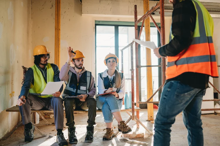 Empresa do setor de construção civil, especialmente rígido, conseguiu um efetivo de até 15% de profissionais da Geração Z trabalhando na operação direta (FilippoBacci/Getty Images)