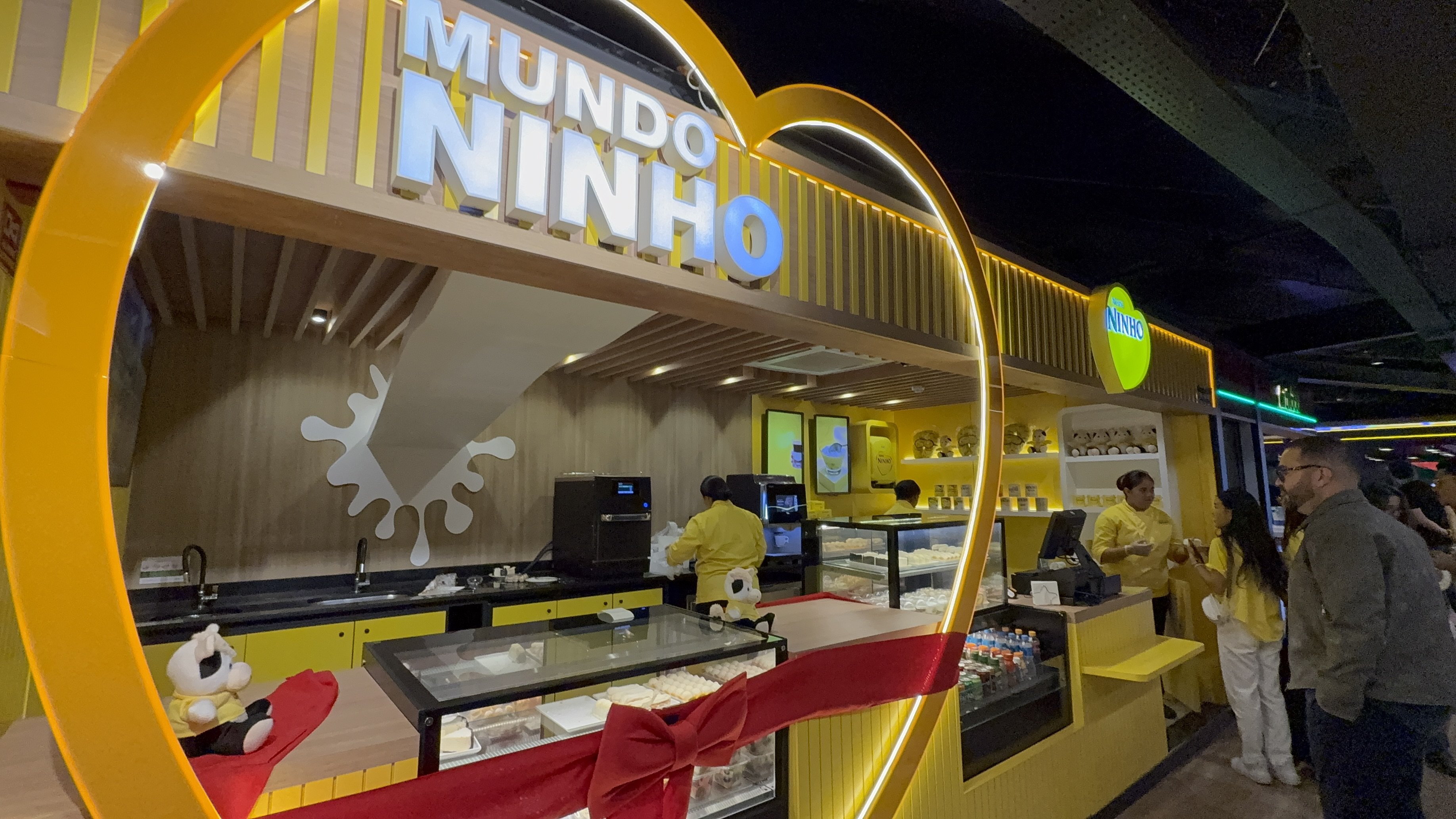 Galeria de fotos de Ninho inaugura primeira loja física do mundo em aeroporto de SP