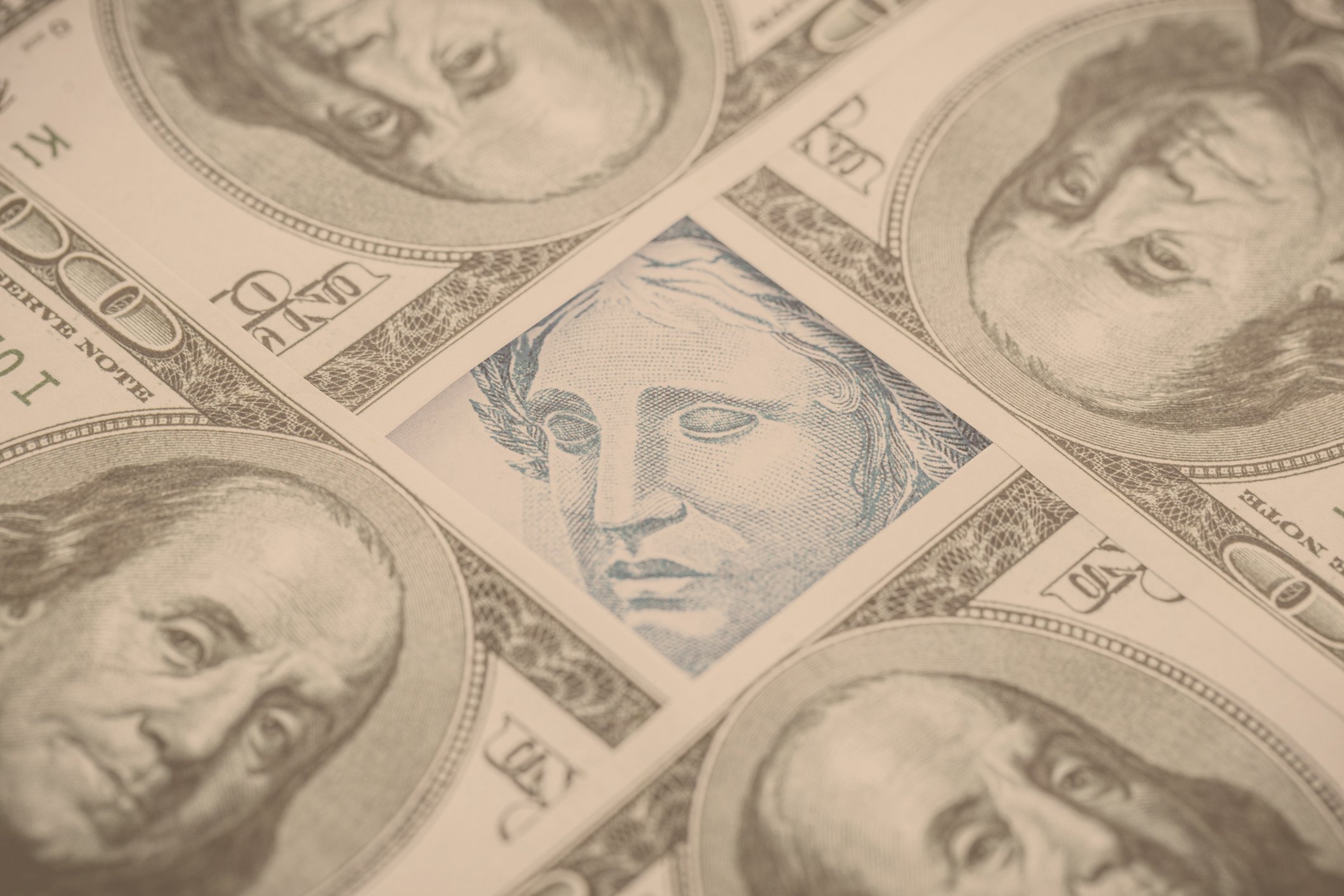 Dólar fecha em alta de 0,82% em meio a notícias sobre aumento de crédito e Bolsa Família