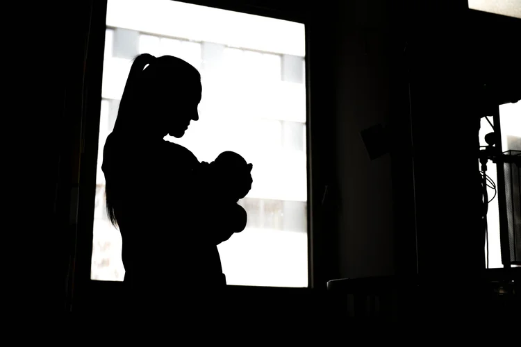 Segundo estudo, mulheres são 10 vezes mais propensas que os homens a interromper suas carreiras por maternidade (picture alliance / Colaborador/Getty Images)