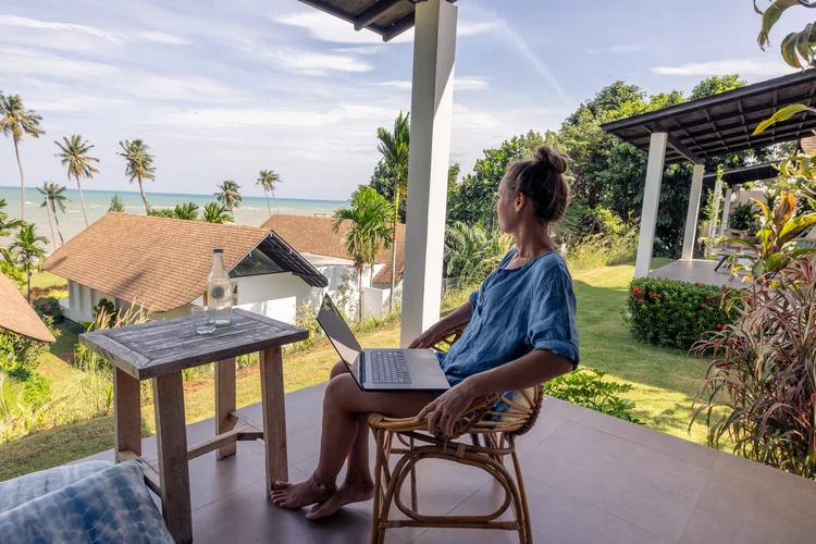 Seja pela flexibilidade, economia de tempo ou melhor qualidade de vida, o modelo home office ainda movimenta o mercado e atrai muitos talentos (Mystockimages/Getty Images)