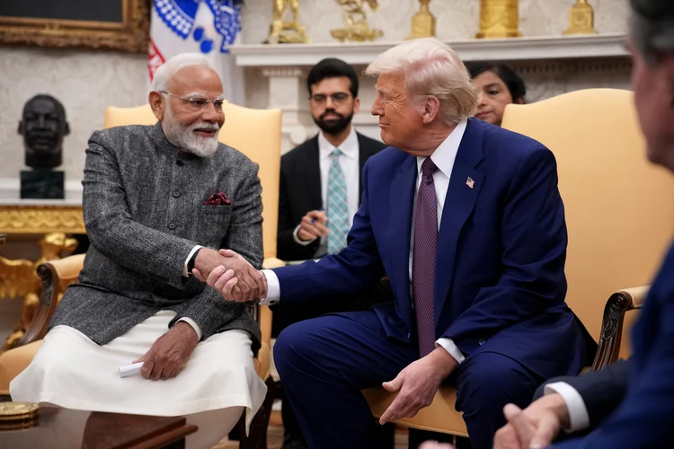 O presidente dos EUA, Donald Trump, e o primeiro-ministro indiano, Narendra Modi, apertam as mãos  (Getty Images)