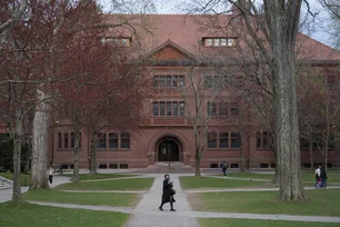Imagem referente à matéria: Trump x Harvard: Quais são as armas do presidente dos EUA contra a universidade?