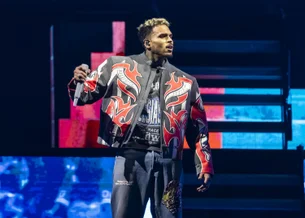 Chris Brown é preso no Reino Unido após agredir produtor musical com garrafa