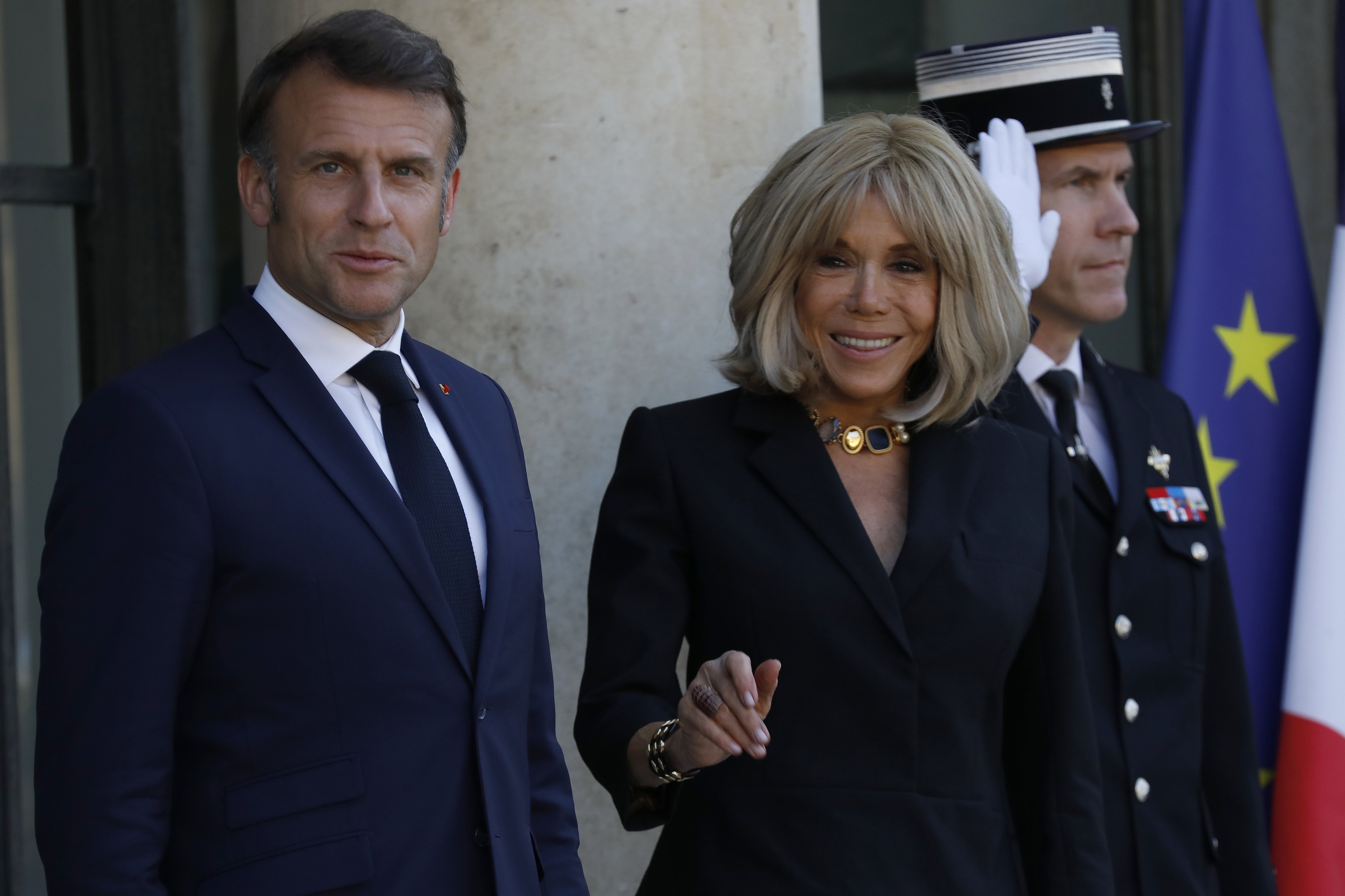 Incidente em avião reacende curiosidade sobre casamento de Macron com Brigitte
