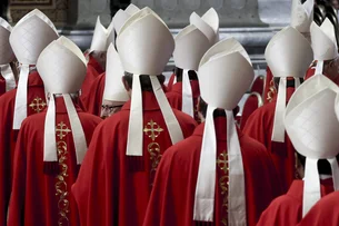 Cardeais discutem divisões na Igreja em último dia de reuniões pré-conclave