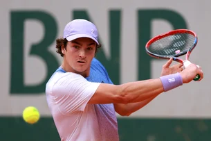 João Fonseca derrota ex-top 10 em sua estreia em Roland Garros e avança para 2ª fase