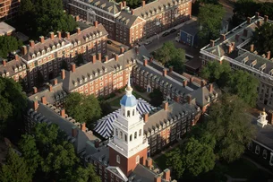 Tradição secular e a mais rica do mundo: conheça a história da Universidade de Havard