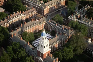 Imagem referente à matéria: Tradição secular e a mais rica do mundo: conheça a história da Universidade de Havard