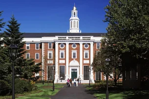 Trump se dispõe a cancelar todas as verbas federais destinadas a Harvard